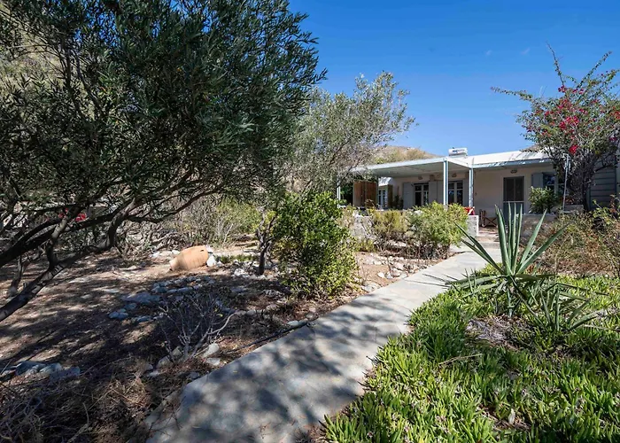 Sandy Beachfront House Serifos 度假居 Ganema