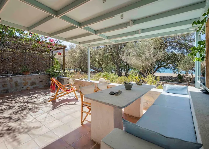 Sandy Beachfront House Serifos 度假居 Ganema