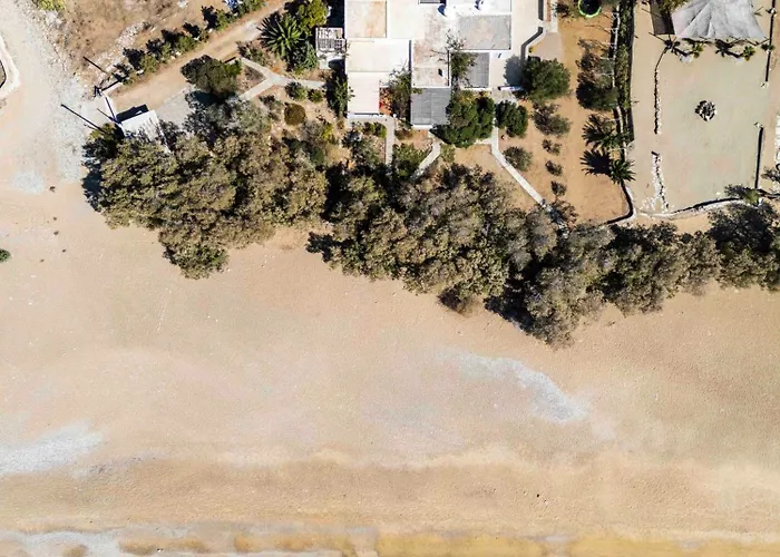 Sandy Beachfront House Serifos 度假居 Ganema