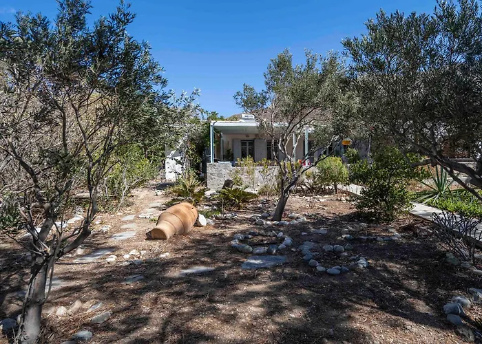 Sandy Beachfront House Serifos 度假居 Ganema